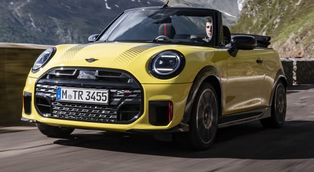  Mini John Cooper Works Cabrio, emozioni a cielo aperto con 231 cv del 2.0 turbo. 0-100 km/h in 6,4 secondi 