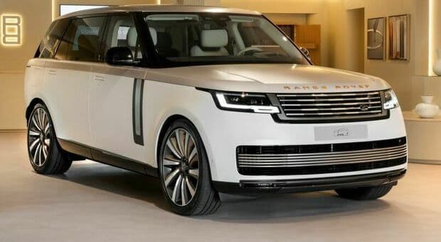  Range Rover porta il modern luxury a Porto Cervo. C'è il Bespoke Studio: l'atelier nella Promenade du Port 
