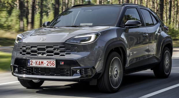  Yaris Cross sia rinnova, nuovo look per il B-suv ibrido di Toyota best seller in Europa 