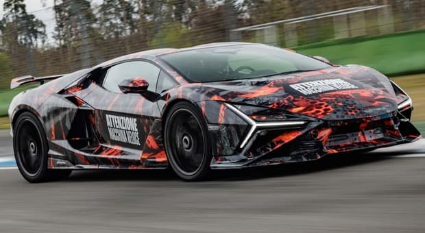  Lamborghini Revuelto SV, in attesa del reveal il 14 agosto al The Quail è un missile all'Hockenheimring 