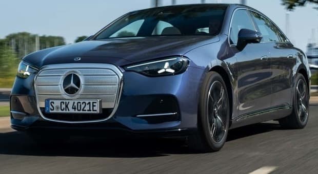  Mercedes Classe C: la berlina della Stella cambia pelle e diventa elettrica senza rinunciare alla sua identità 