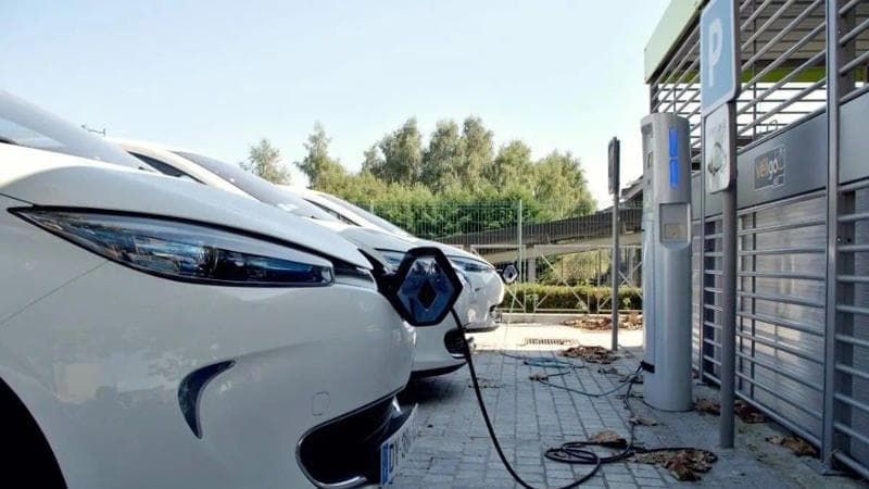 Auto elettriche, crolla il costo delle batterie ma il prezzo rimane alto. Ecco perché