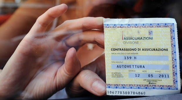  Targhe straniere in Italia, stretta del governo sui furbetti: tassa di iscrizione e Rc auto italiana obbligatoria 
