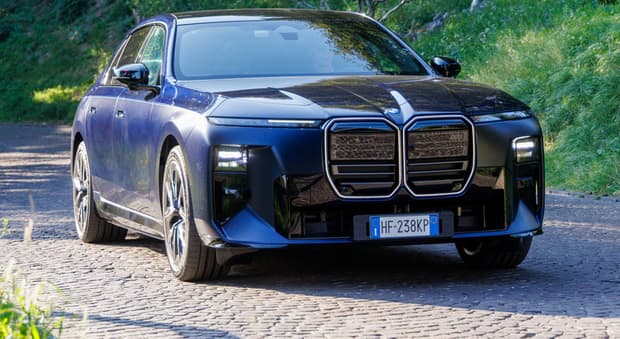  BMW Serie 7, il lusso che emoziona: tra piacere di guida e comfort da prima classe 