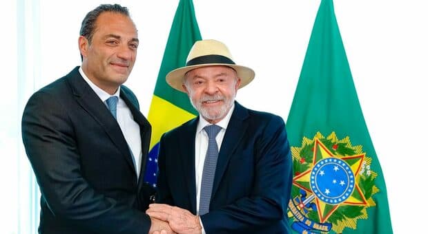  Lula incontra il ceo di Stellantis e rilancia la collaborazione. Filosa : «Fiat storia di successo in Brasile da 50 anni» 