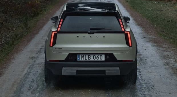  Volvo?, via alle consegne in Europa dell'elettrica EX60. Disponibile a 2 o a 4 ruote motrici, arriva a 810 km di autonomia 