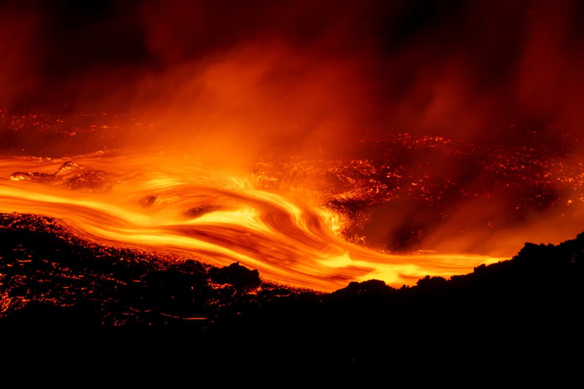 L'Etna erutta, caos nei cieli siciliani: voli sospesi e disagi per i viaggiatori