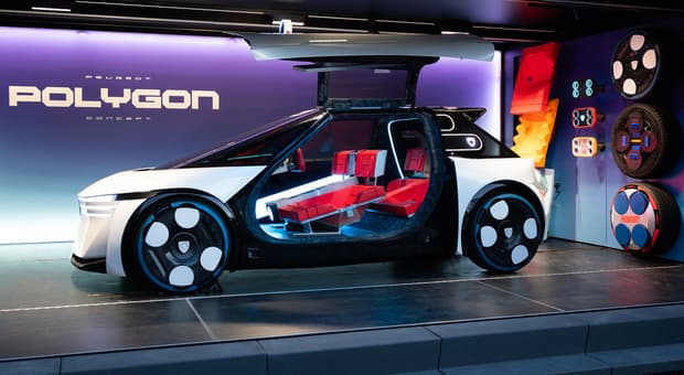  Peugeot porta Polygon sul red carpet di Venezia: la concept del Leone è protagonista alla Mostra del Cinema 