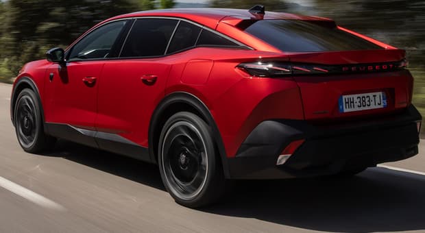  Nuova 408, la fastback Peugeot sfoggia un salotto alla francese. Viaggiatrice elegante con tanta tecnologia e massimo comfort 